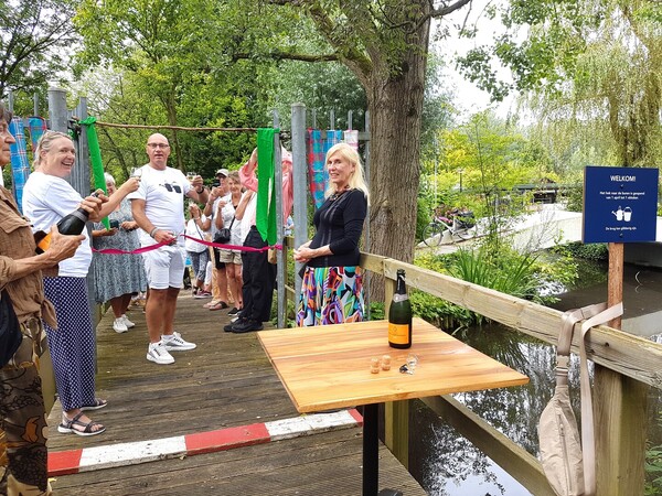 2407-21-opening-burenroute-eigen-hof-en-v-a-t-sloten-bestuurslid-margo-es-van-eh-proost-terwijl-vat-voorzitter-peter-bank-het-onder-grote-belangstelling-lint-door-002